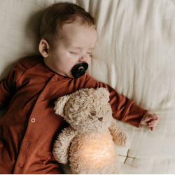 MOONIE FRIEND ORGANIC SAND NATUR Sovebamse med lyd og nattlampe