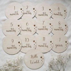 HELLO WORLD skilt I + 12 stk skilt med mneder (ENGELSK) Milestone - milepl