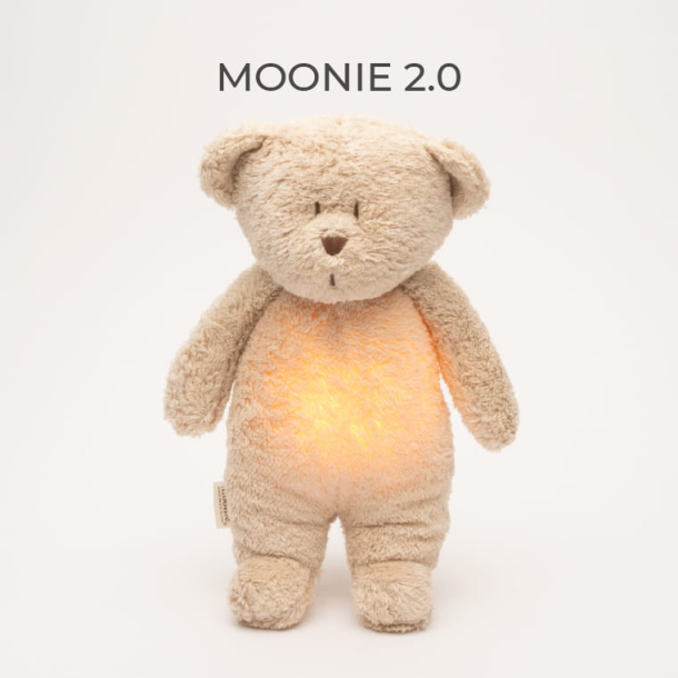 MOONIE FRIEND 2.0 ORGANIC SAND NATUR Sovebamse med lyd og nattlampe  